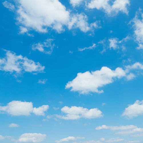 Ein blauer Himmel mit vielen weißen Wolken